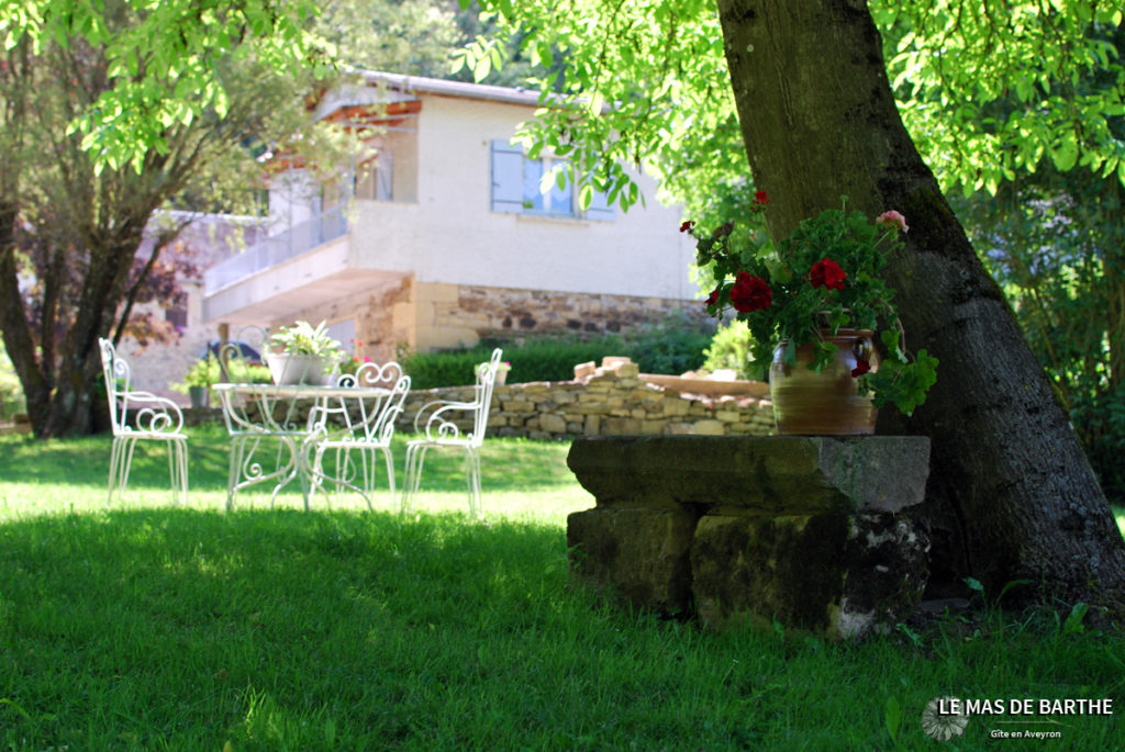 Table extérieure et gîte rural